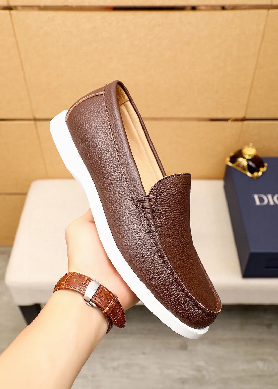 Men's shoes 💰460 💐 Product trademark: Dior "Dior" casual leather shoes Regular size: 38-44 (45.46.47🉑️customized) Product materials: Selected first-layer lychee calfskin upper imported from Italy, imported water-dyed 🐂 cowhide lining. Strong three-dimensional visual effect, rubber outsole Color: 3⃣️colors available